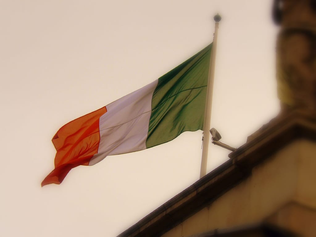 Bandera e himno de Irlanda, símbolos del país