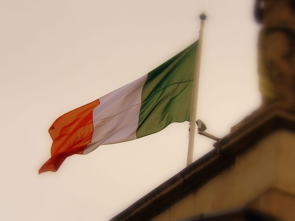 Bandera e himno de Irlanda, símbolos del país Bandera e himno de Irlanda, símbolos del país