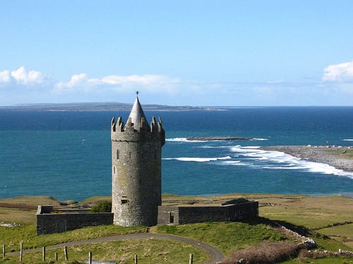 Castillo de Doonagore y Castillo de Bunratty Castillo de Doonagore y Castillo de Bunratty