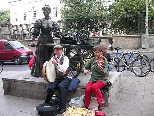Los musicos amenizan las calles de Dublin Los musicos amenizan las calles de Dublin