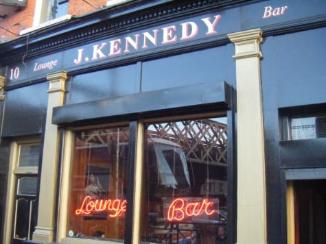 Tomar una cerveza en J. Kennedy Bar en Dublín